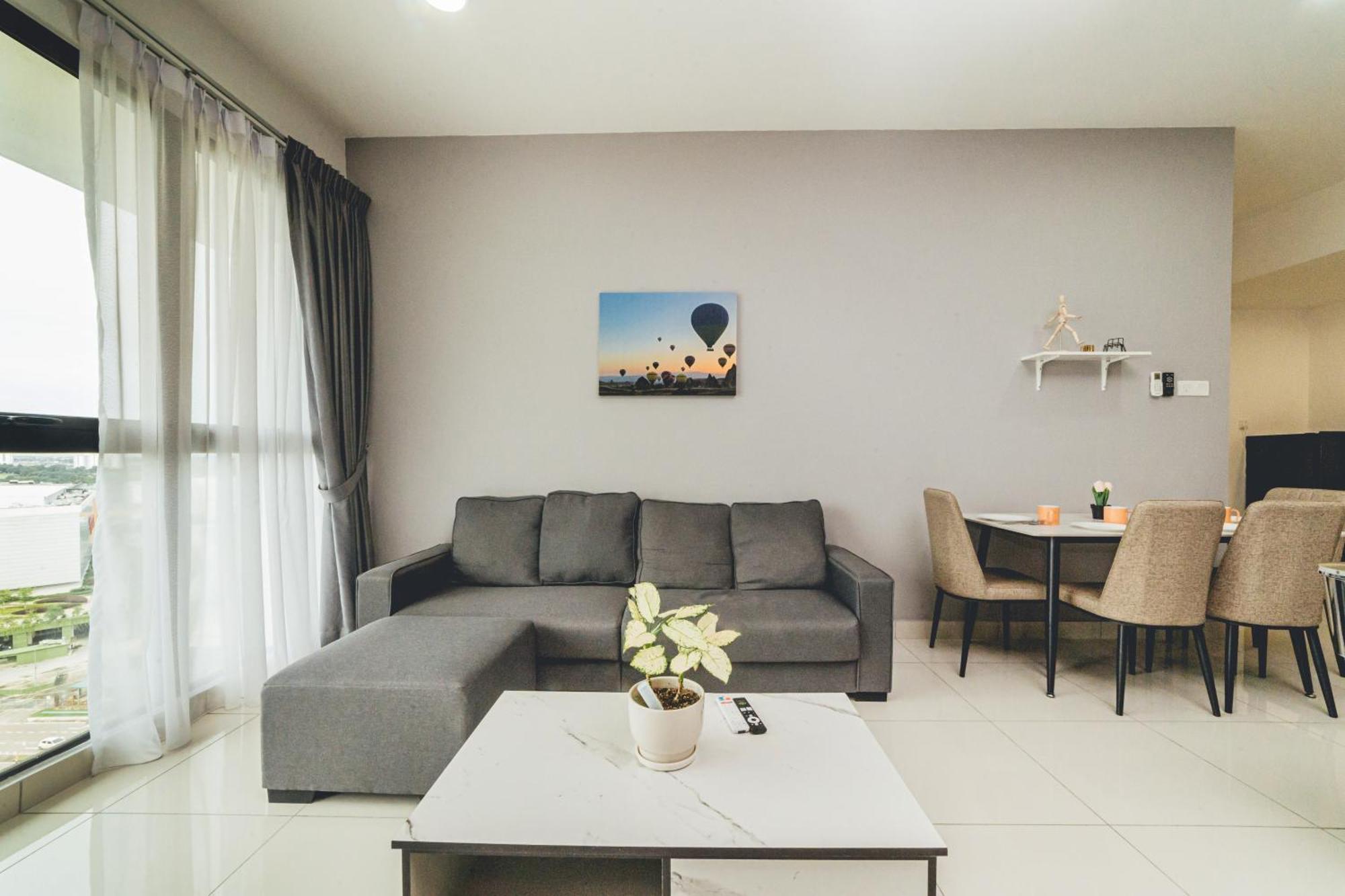 Mosaic Playhouse 3br W Bathtub Pooltable Midvalley By Our